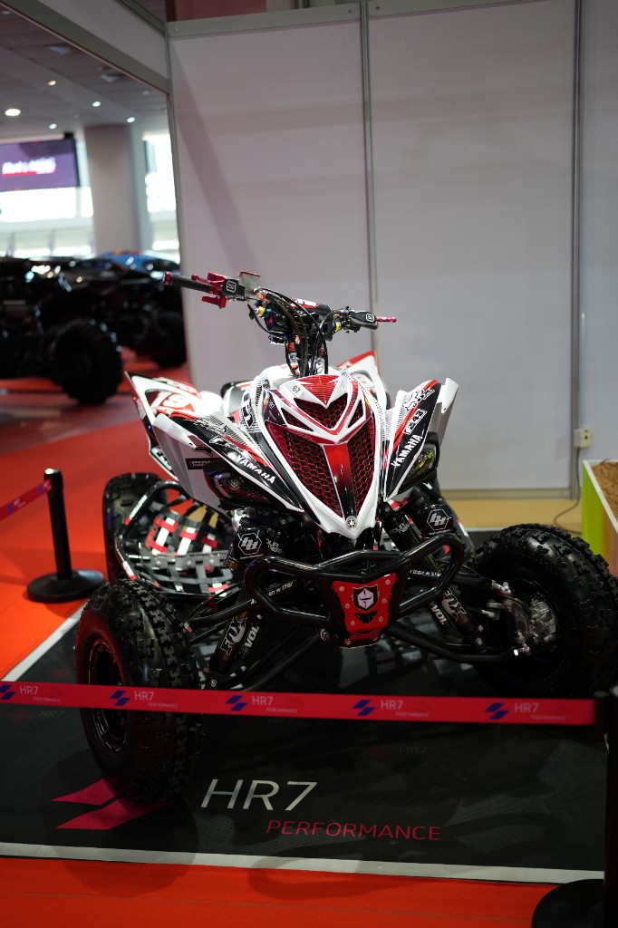 HR7 white and red Yamaha ATV build on the HR7 Performance show mat